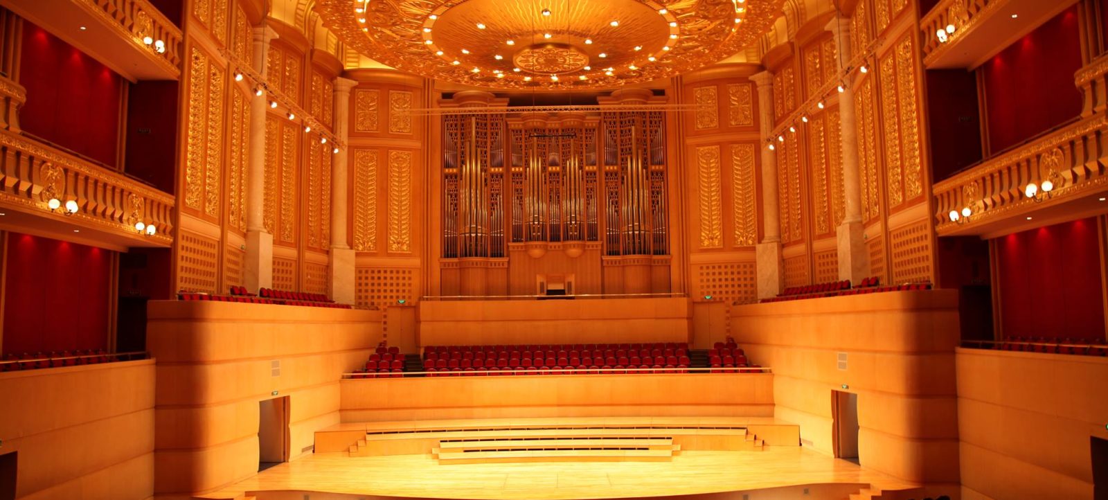 A NEMZETI FILHARMONIKUS ZENEKAR KÍNÁBAN